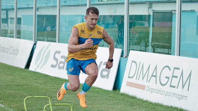 Ronaldo Mendes chega ao Paysandu com aval de Hélio dos Anjos