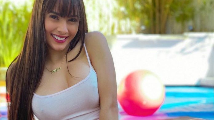 Juliana rebola e abre as pernas para unicórnio: