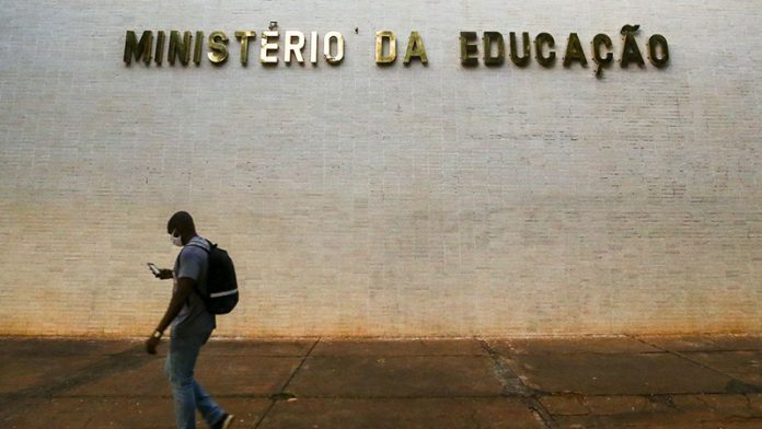 MEC abre concurso com 220 vagas e salário de R$ 6,2 mil