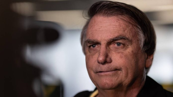 Emails apontam que Bolsonaro recebeu pedras preciosas