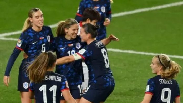 Holanda aplica maior goleada da Copa e avança como líder