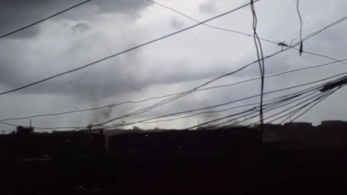 Ventania causa queda de muro e poste no Telégrafo