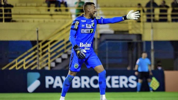 Goleiro deixa o Altos-PI e acerta com a Tuna Luso na Série D