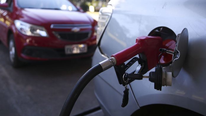 Preço da gasolina nos postos cai pela quarta semana, diz ANP
