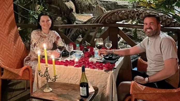 Maraisa curte jantar romântico com o namorado