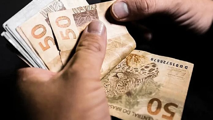 Quanto rende poupar mil reais com a redução da Selic?