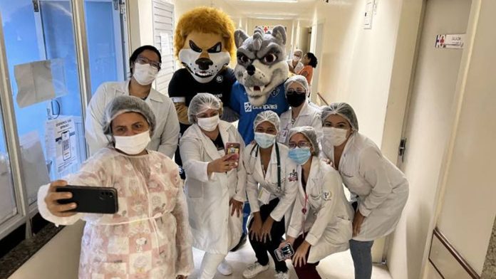 Clube do Remo e Paysandu visitam pacientes do Ophir Loyola