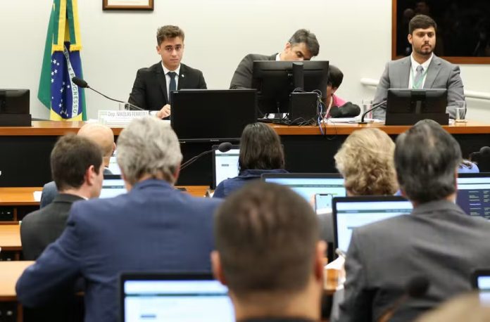 Comissão da Câmara aprova banimento de celulares nas escolas para proteger jovens e melhorar o foco em sala de aula